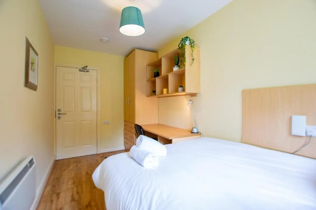 128 - Comfy 2 Bed Apt With Parking Galway