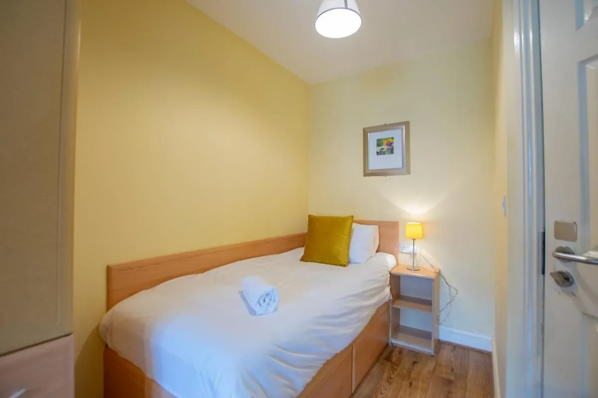 128 - Comfy 2 Bed Apt With Parking Galway Ireland