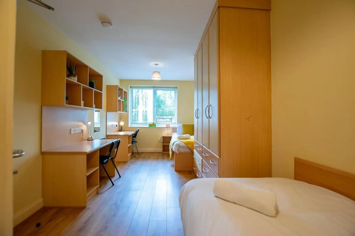 128 - Comfy 2 Bed Apt With Parking Galway